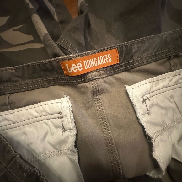 Lee Men's Gray Camouflage Cargo Shorts Size 40 - Picture 4 of 5